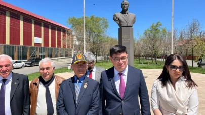 Azerbaycan’ın ulusal lideri Haydar Aliyev’in 102. doğum günü Kars'taki büstü önünde anıldı