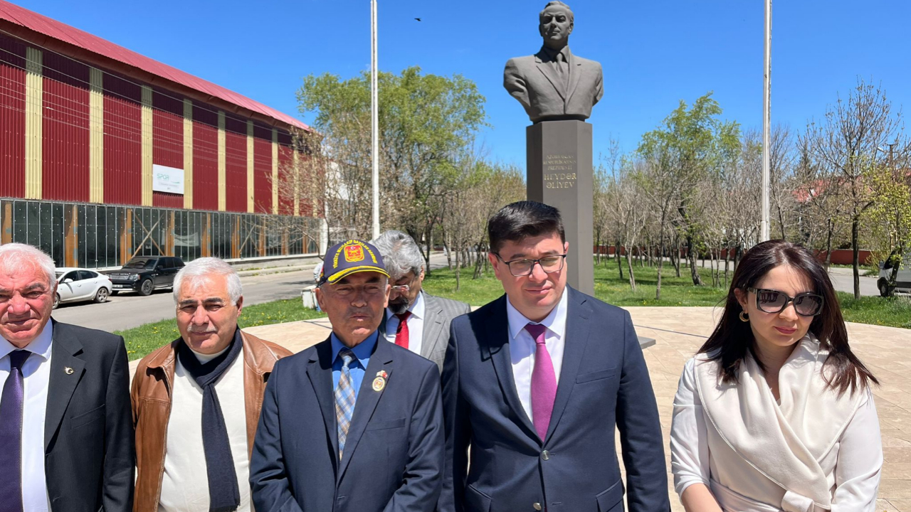 Azerbaycan’ın ulusal lideri Haydar Aliyev’in 102. doğum günü Kars'taki büstü önünde anıldı