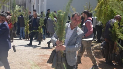 Muş’ta 5 bin çam fidanı dağıtıldı