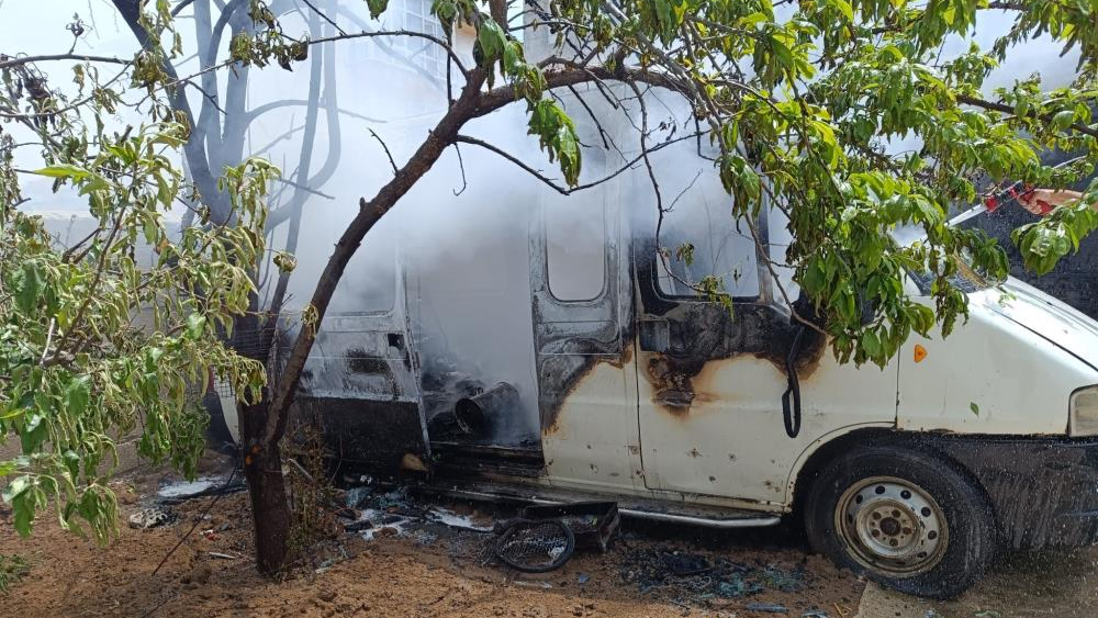 Tuşba'da yanan minibüs kullanılamaz hale geldi