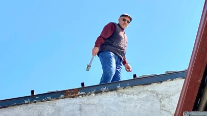 Kars’ta çatıcı Abdurrahman Gökçe, 49 yıldır mesleğini yapıyor