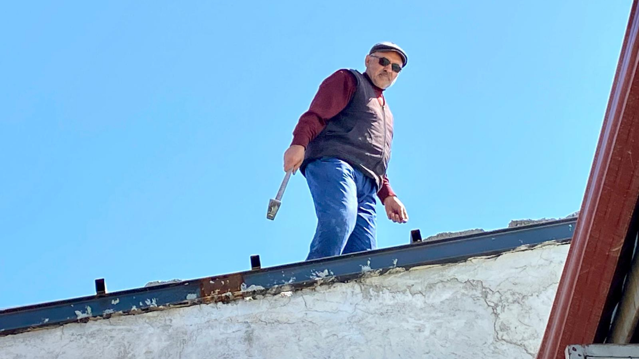 Kars’ta çatıcı Abdurrahman Gökçe, 49 yıldır mesleğini yapıyor