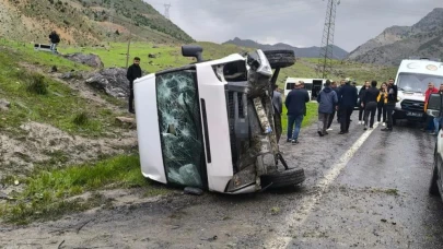 Hakkari’de öğrenci servisi yan yattı