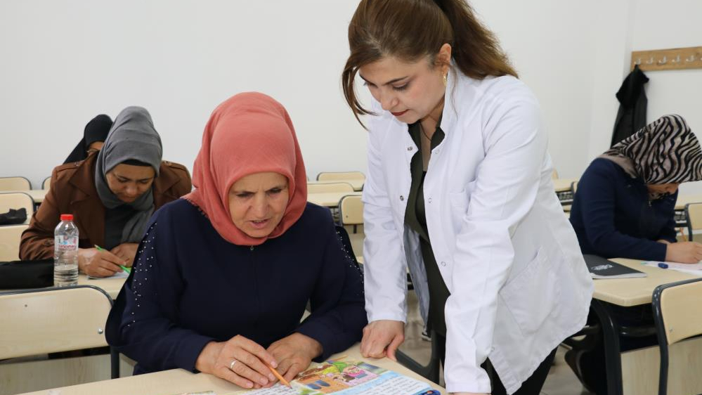 Okuma yazma öğrenmenin mutluluğunu yaşadılar