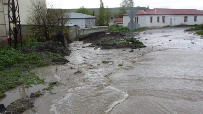 Akyaka'yı sel vurdu