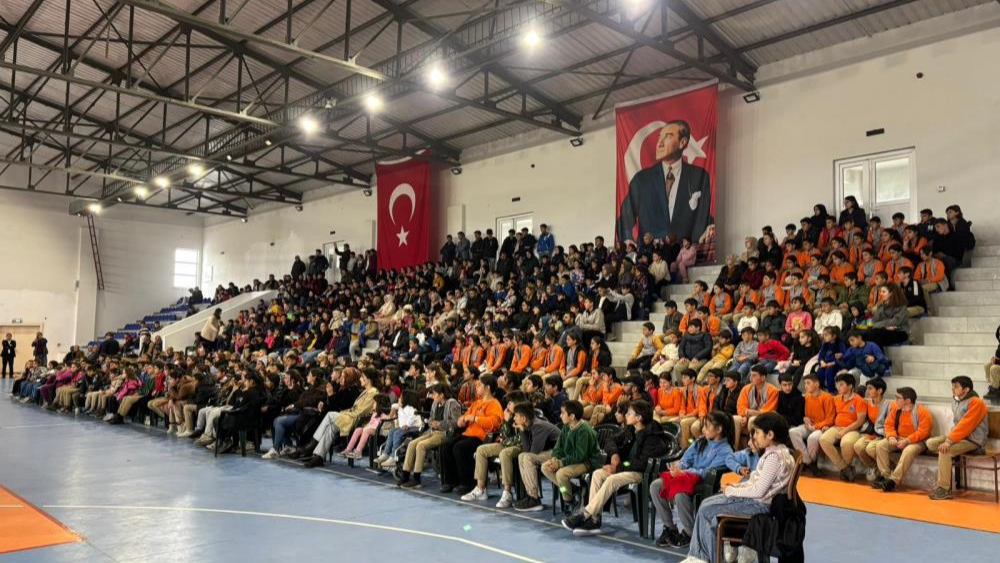 "Masal Treni" oyunu Akyaka’da çocukları sevindirdi