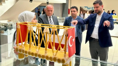 Çubuk makarnadan yapılan köprüler renkli görüntüler oluşturdu