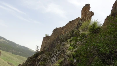 Sarıkamış'taki tarihi Kız Kalesi  ilgi bekliyor