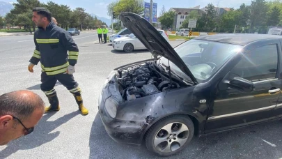 Erzincan’da seyir halindeki araç yandı