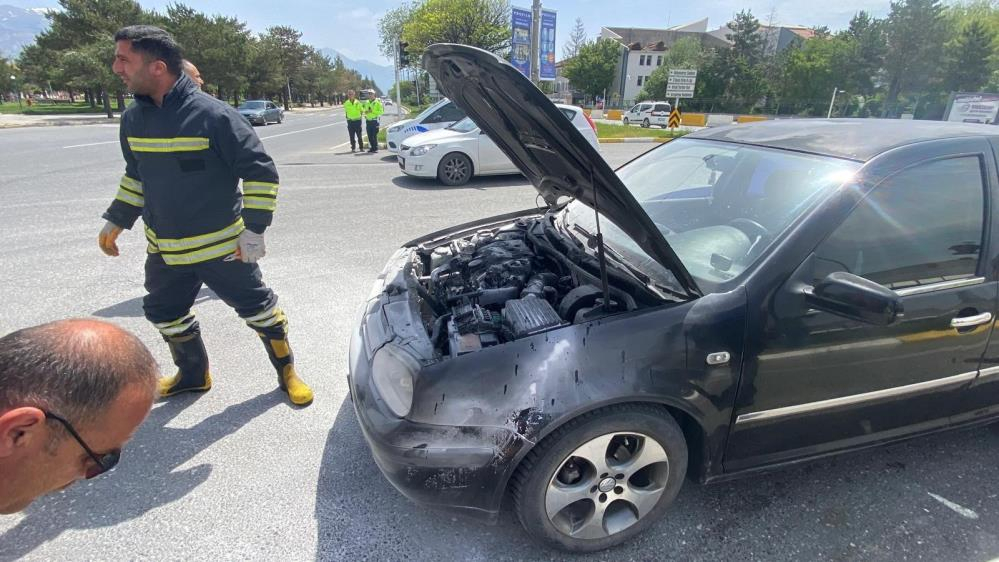 Erzincan’da seyir halindeki araç yandı