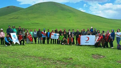 Kars’ta, Üçler Tepesine ‘19 Mayıs’ temalı bayraklı gençlik tırmanışı yapıldı