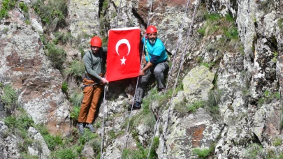 Sarıkamış'ta 19 Mayıs dolayısıyla doğa yürüyüşü ve kaya tırmanışı yapıldı