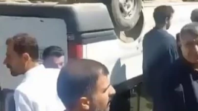 Hakkari’de öğrenci servisi takla attı: 13 yaralı