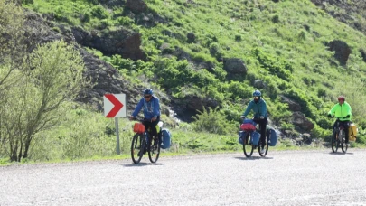 İranlı bisiklet tutkunları Gürbulak Gümrük Kapısı'ndan giriş yaptı