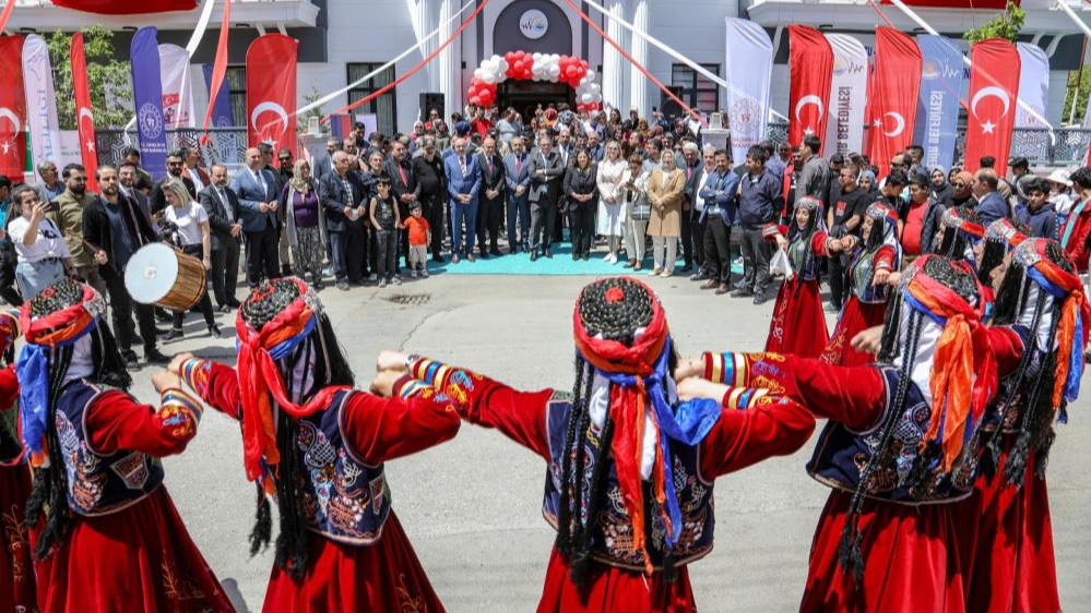 Van’da gençlik merkezleri hizmete açıldı