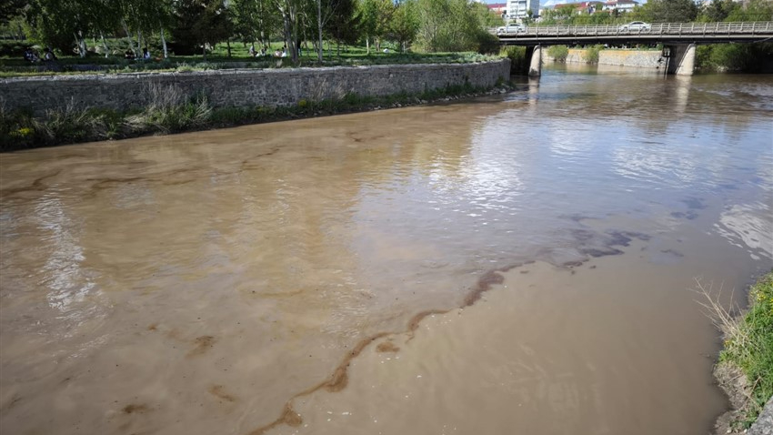 Kars Çayı'na akıtılan akaryakıt kaçağı için idari işlem başlatıldı