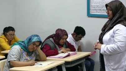 Kur'an okumayı öğrenen down sendromlu Elif ve Fatma hatim indirdi