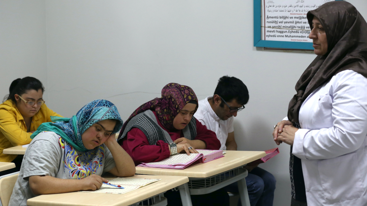 Kur'an okumayı öğrenen down sendromlu Elif ve Fatma hatim indirdi