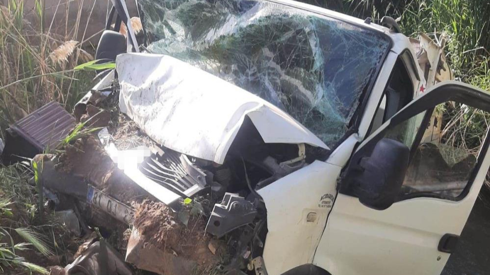 Van’da kamyonet su kanalına uçtu
