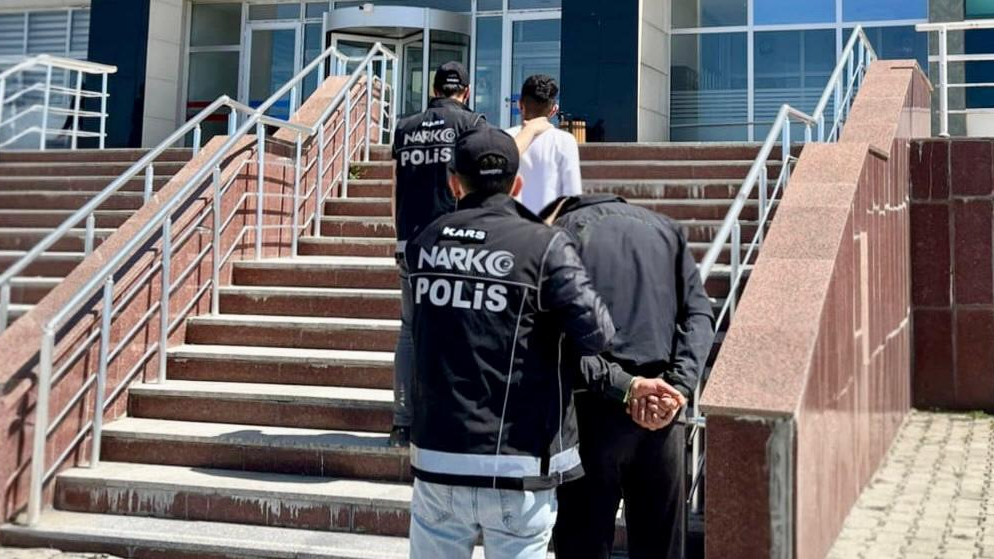 Kars’ta uyuşturucu suçundan araması bulunan 3 şahıs yakalandı