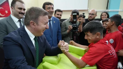 Vali Aydoğdu ile öğrencilerin bilek güreşi gülümsetti