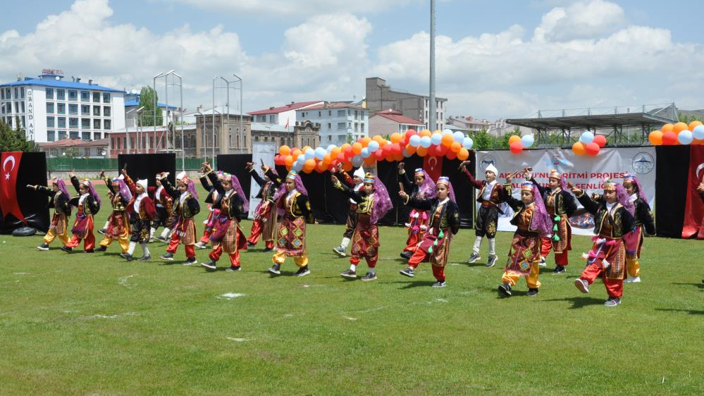 Kars’ta Halk Oyunları Şenliği başladı