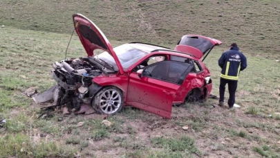 Van'da otomobil 50 metrelik uçuruma yuvarlandı