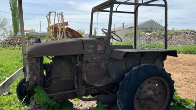 Baba hatırası yarım asırlık traktörü saklıyor