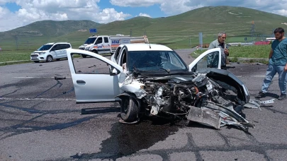 Ardahan'da kamyonetle otomobil çarpıştı 2 kişi yaralandı