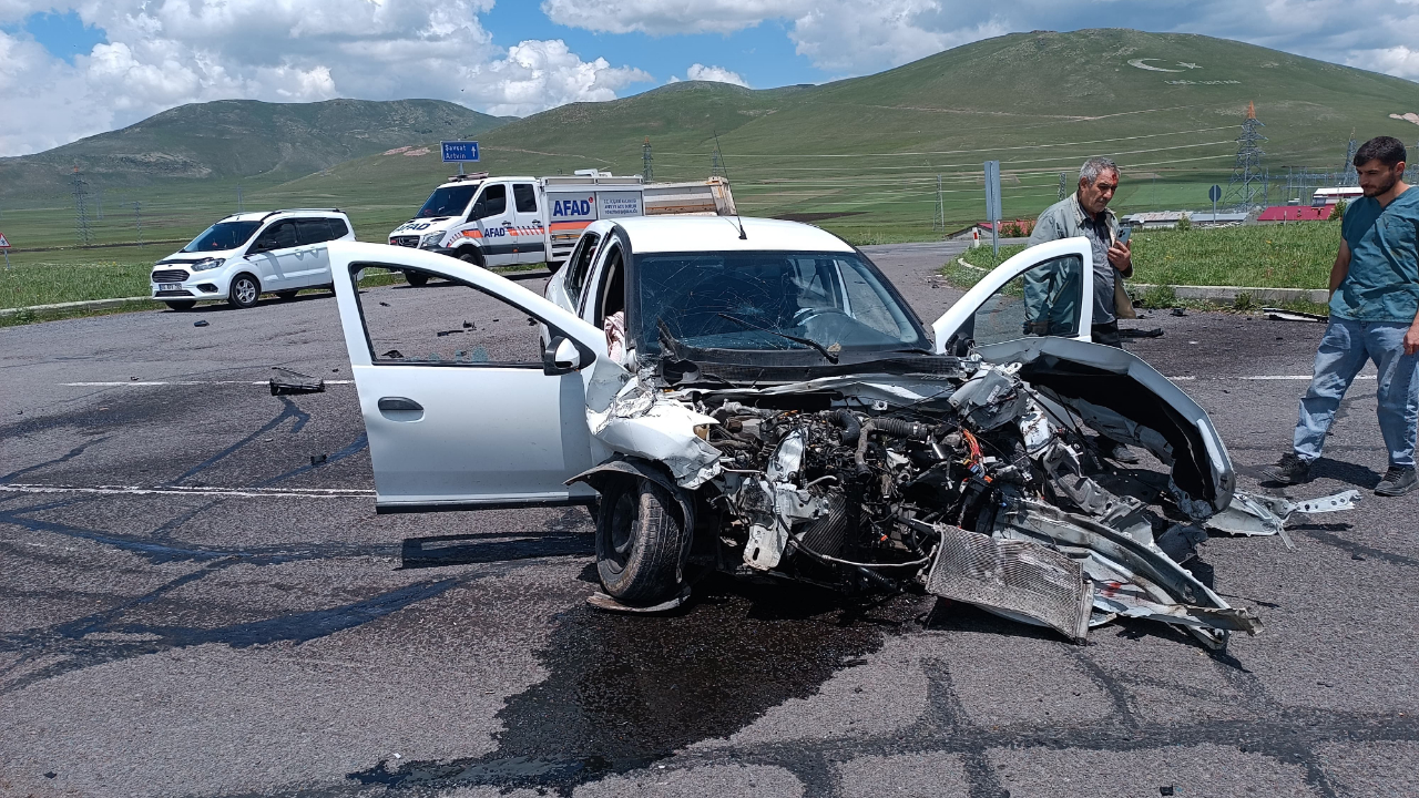 Ardahan'da kamyonetle otomobil çarpıştı 2 kişi yaralandı