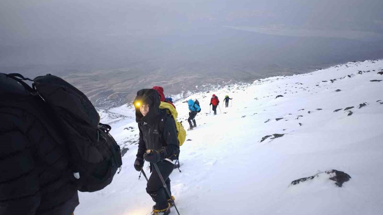 Ağrı Dağı dünyanın dört bir yanından misafirlerini ağırlıyor