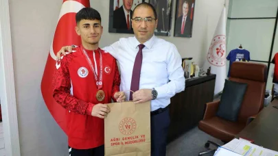 Ağrı Gençlik ve Spor İl Müdürü Çelebi, şampiyon sporcuyu tebrik etti