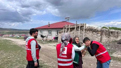 Ağrı Kızılay gönüllülerinden annelere anlamlı sürpriz