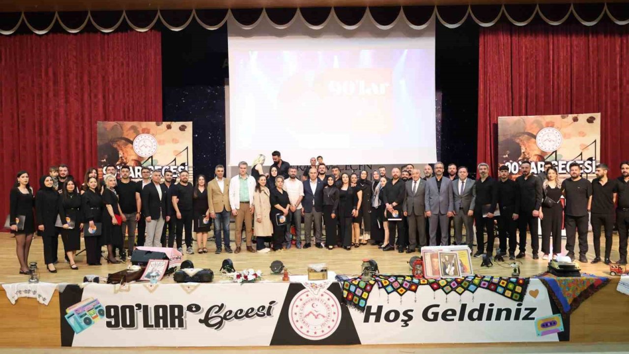 Ağrı’da "90’lar Gecesi"nde nostalji dolu anlar yaşandı