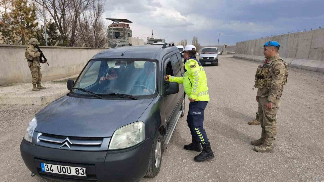 Ağrı’da jandarmadan geniş çaplı trafik denetimi: 7 gözaltı