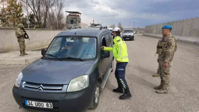 Ağrı’da jandarmadan geniş çaplı trafik denetimi: 7 gözaltı