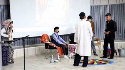 Ağrı’da şiir dinletisi ve tiyatro gösterisi düzenlendi
