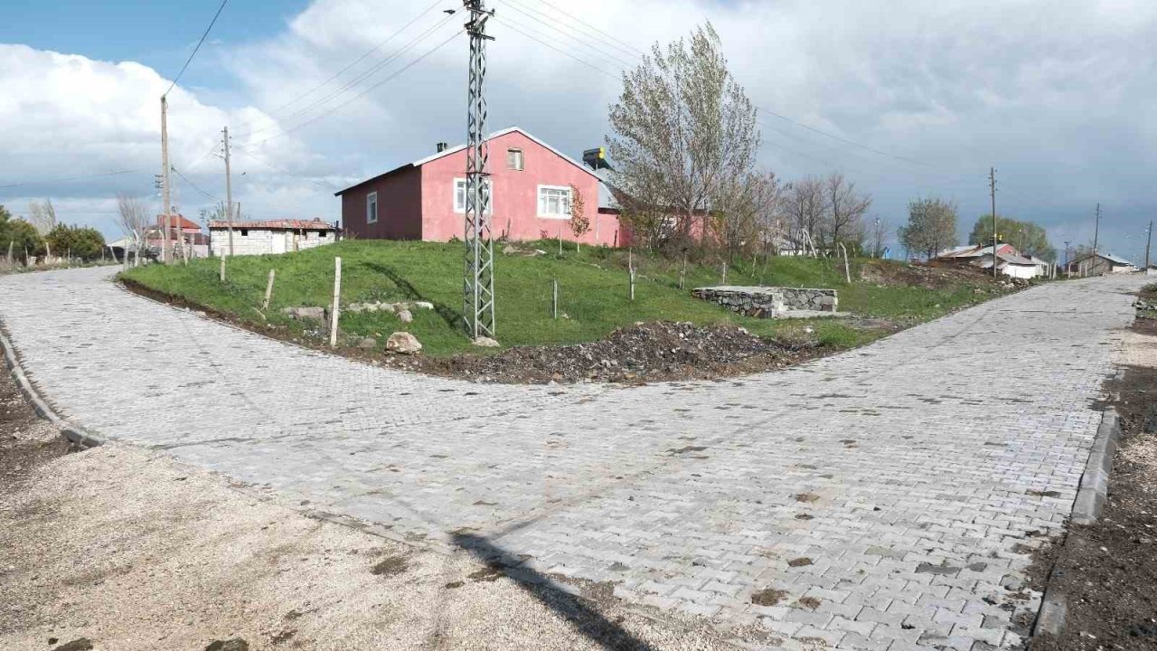 Ağrı’da köy içi yolları yapılıyor
