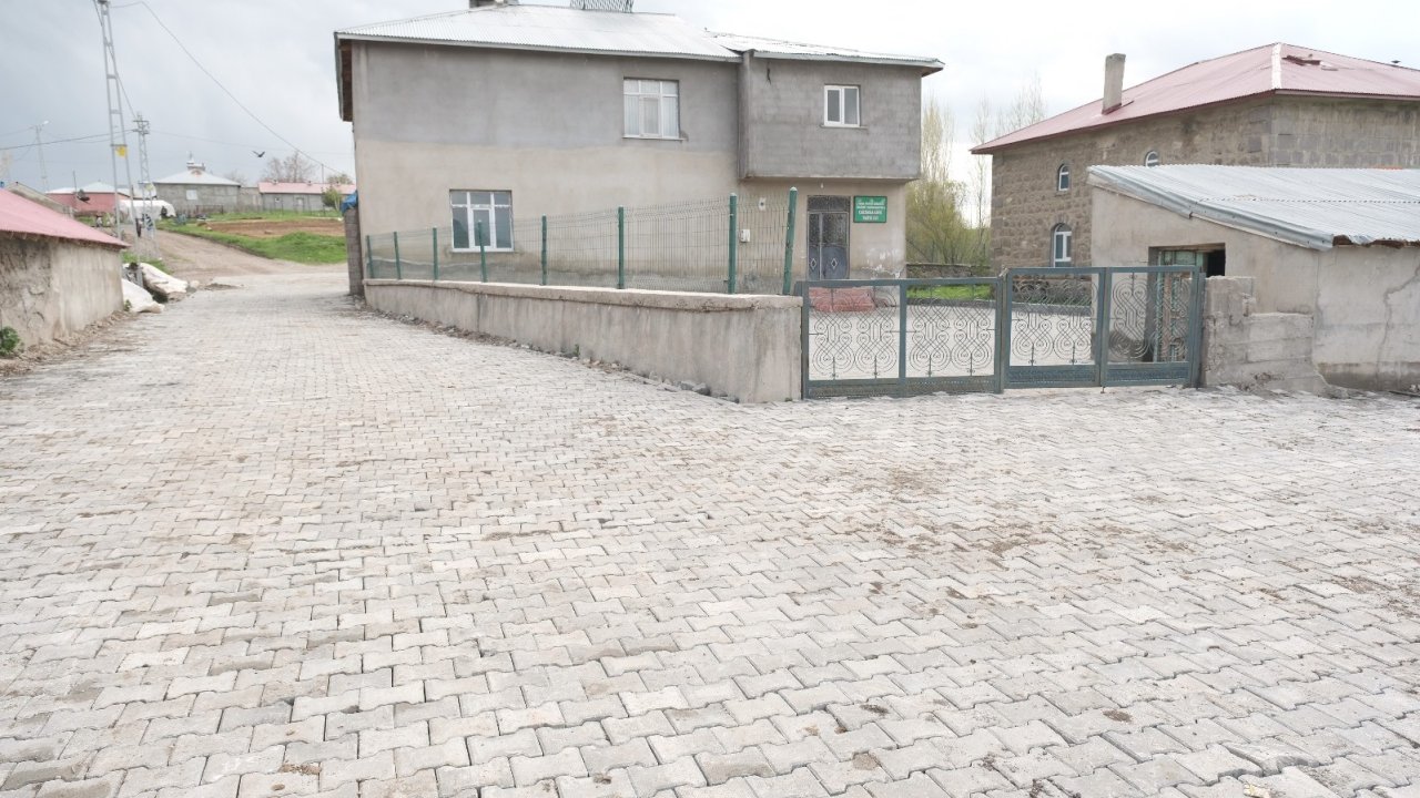 Ağrı’nın Çakıroba köyünde 3.500 metrekarelik kilit parke taşı çalışması tamamlandı