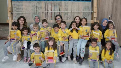 Anaokulu öğrencileri halı tezgahıyla tanıştı