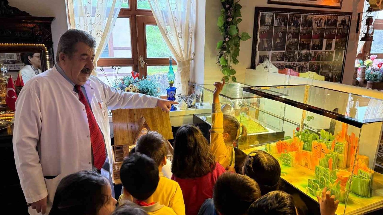 Anaokulu öğrencileri sanat atölyesini gezdi