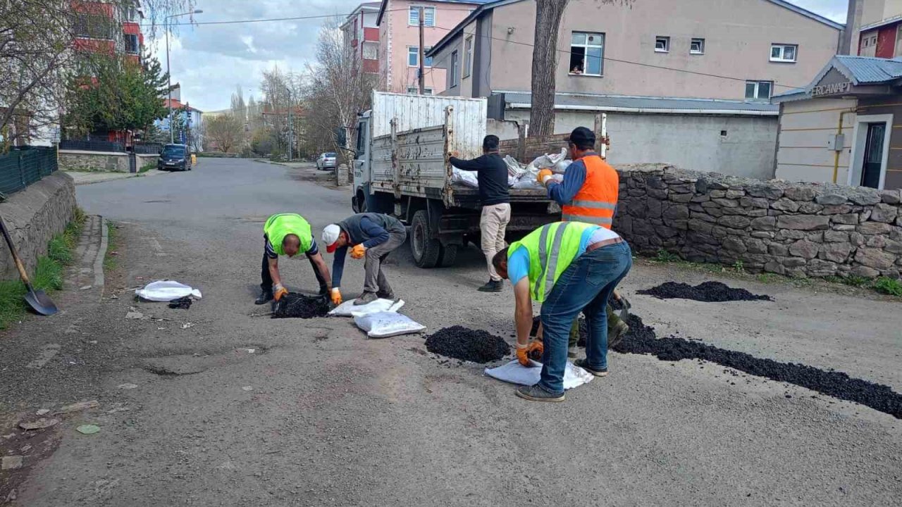 Ardahan’da asfalt yama çalışması yapılıyor