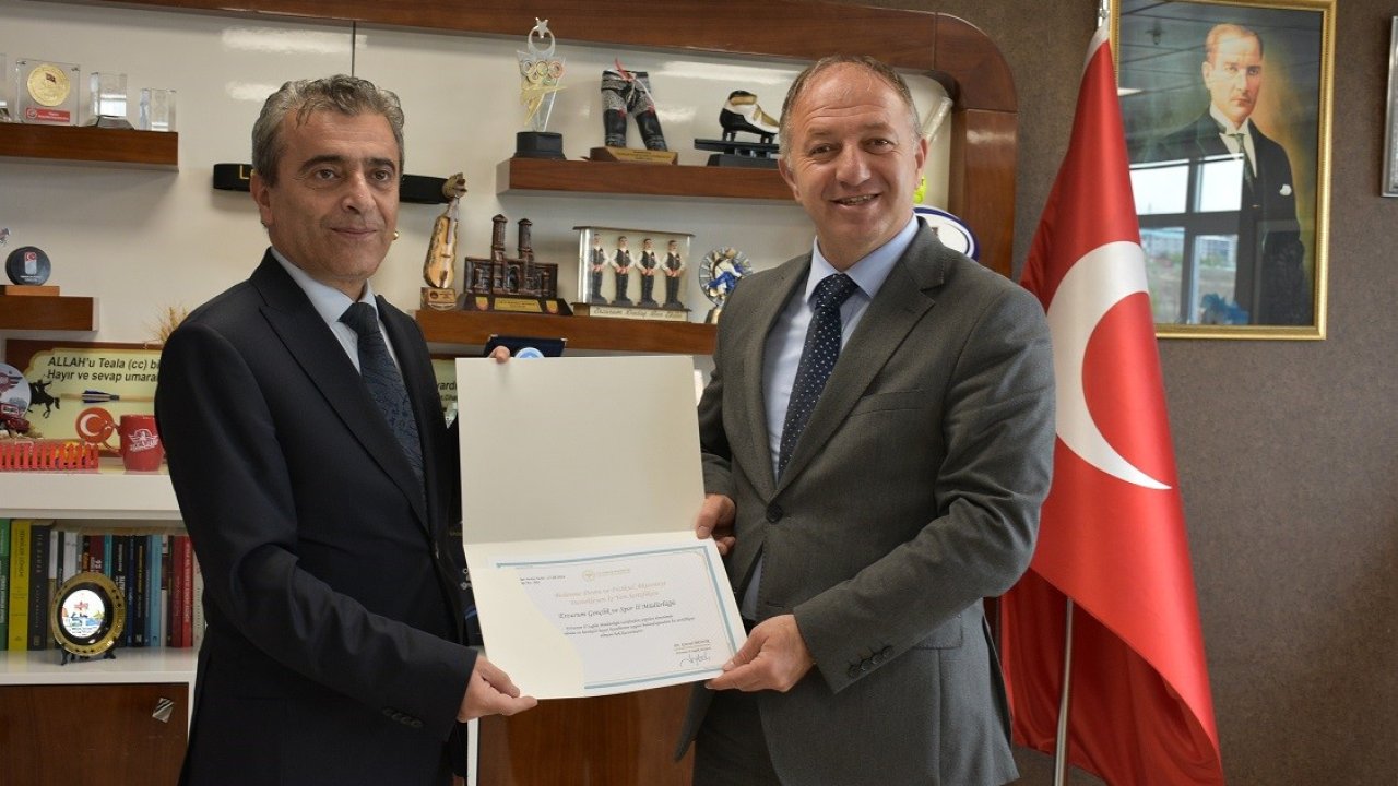 Müdür Çakmur’a teşekkür sertifikası verildi