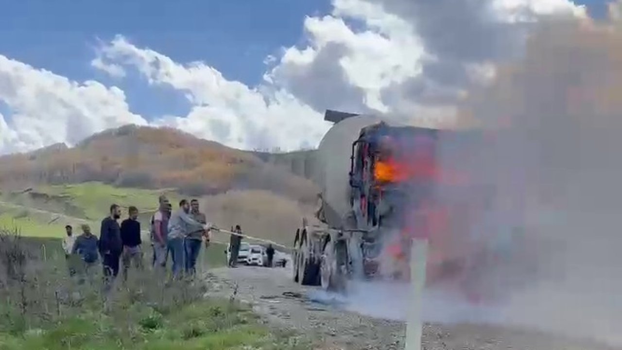 Seyir halindeki beton mikseri alev aldı