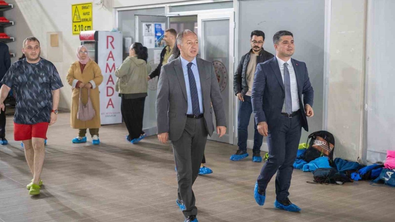 Müdür Çakmur, Mersin’den madalya ile dönen kulaçlara baklava ikram etti