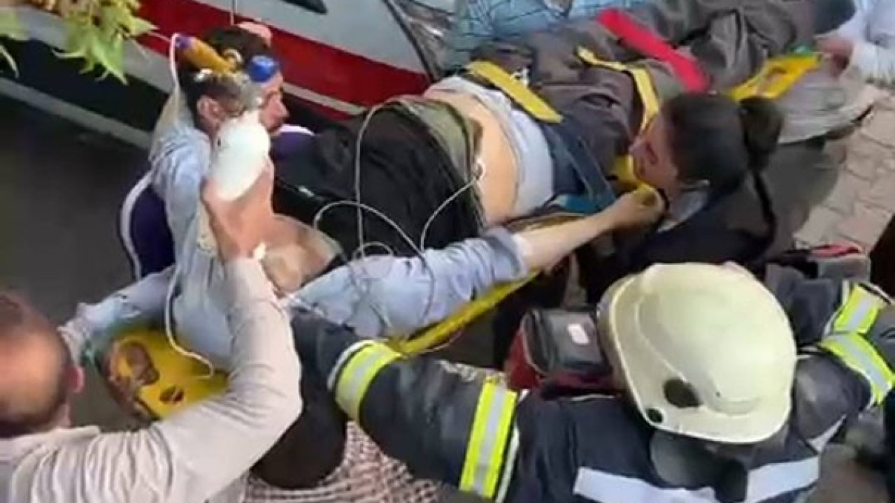 Çatıda fenalaşan adamı itfaiye ekipleri kurtardı