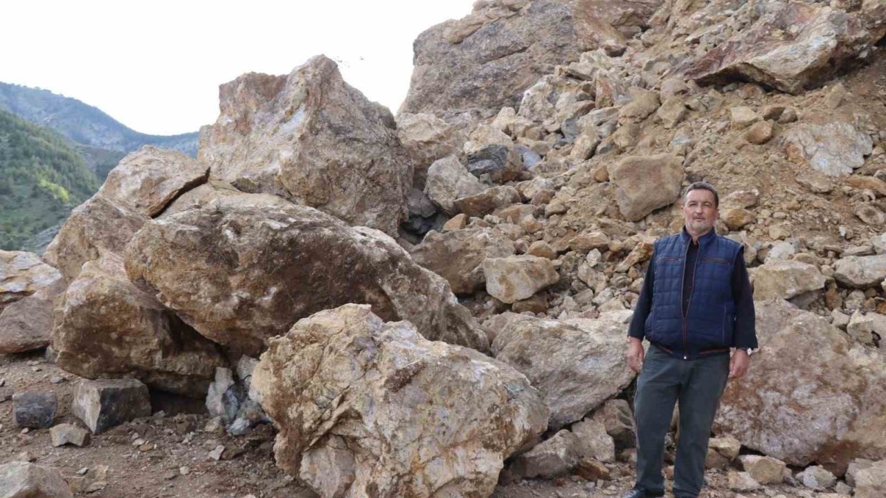 Erzurum'da heyelan yolu kapattı