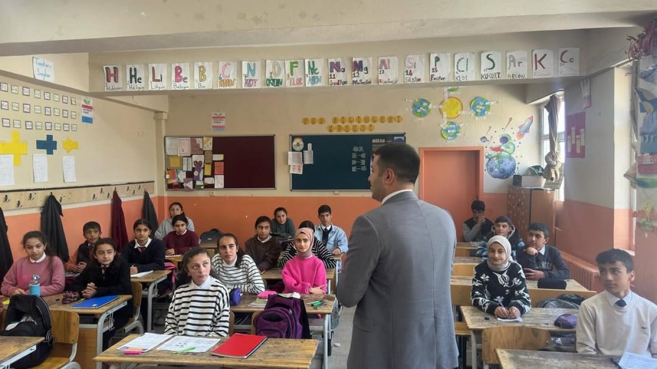 Kaymakam Karali, öğrence kitap hediye etti