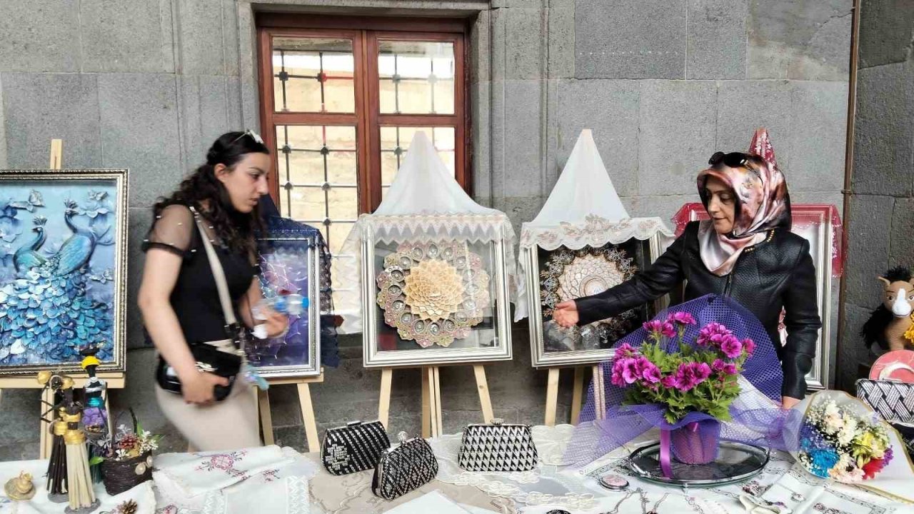 Kursiyerler el emeklerini sergiledi