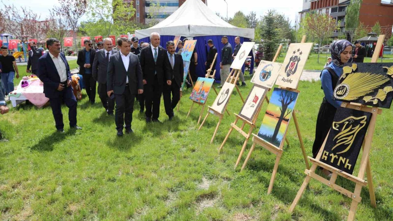 Eleşkirt'te 8 aylık el emeği göz nuru ürünler sergilendi